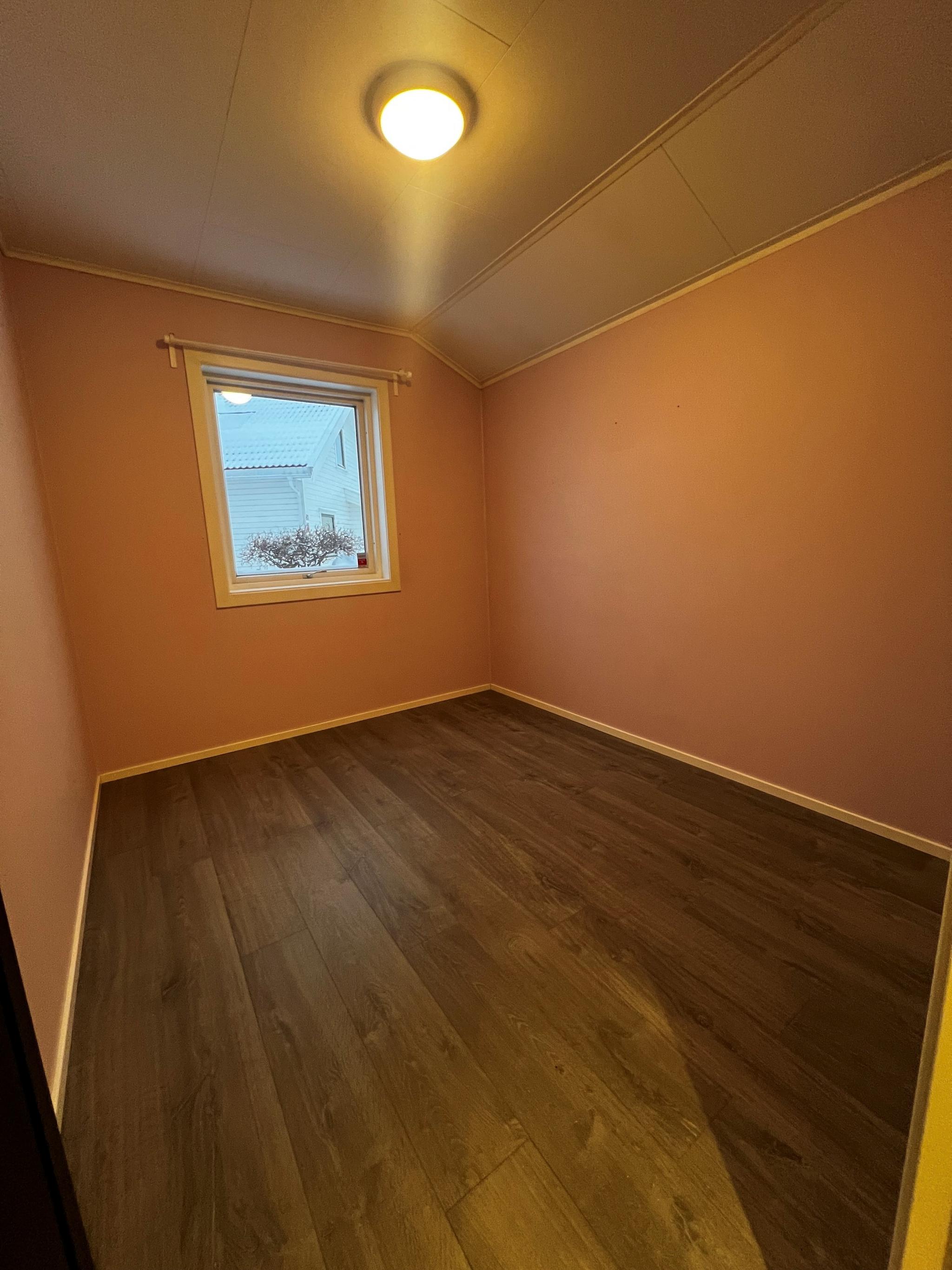 Soverom 1: "rosa barnerom" 